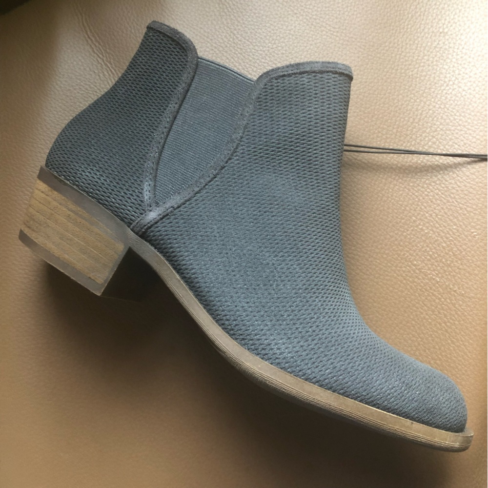 🌸🌸 Kensie Dark Gray Suede Ankle Boots 🌸🌸